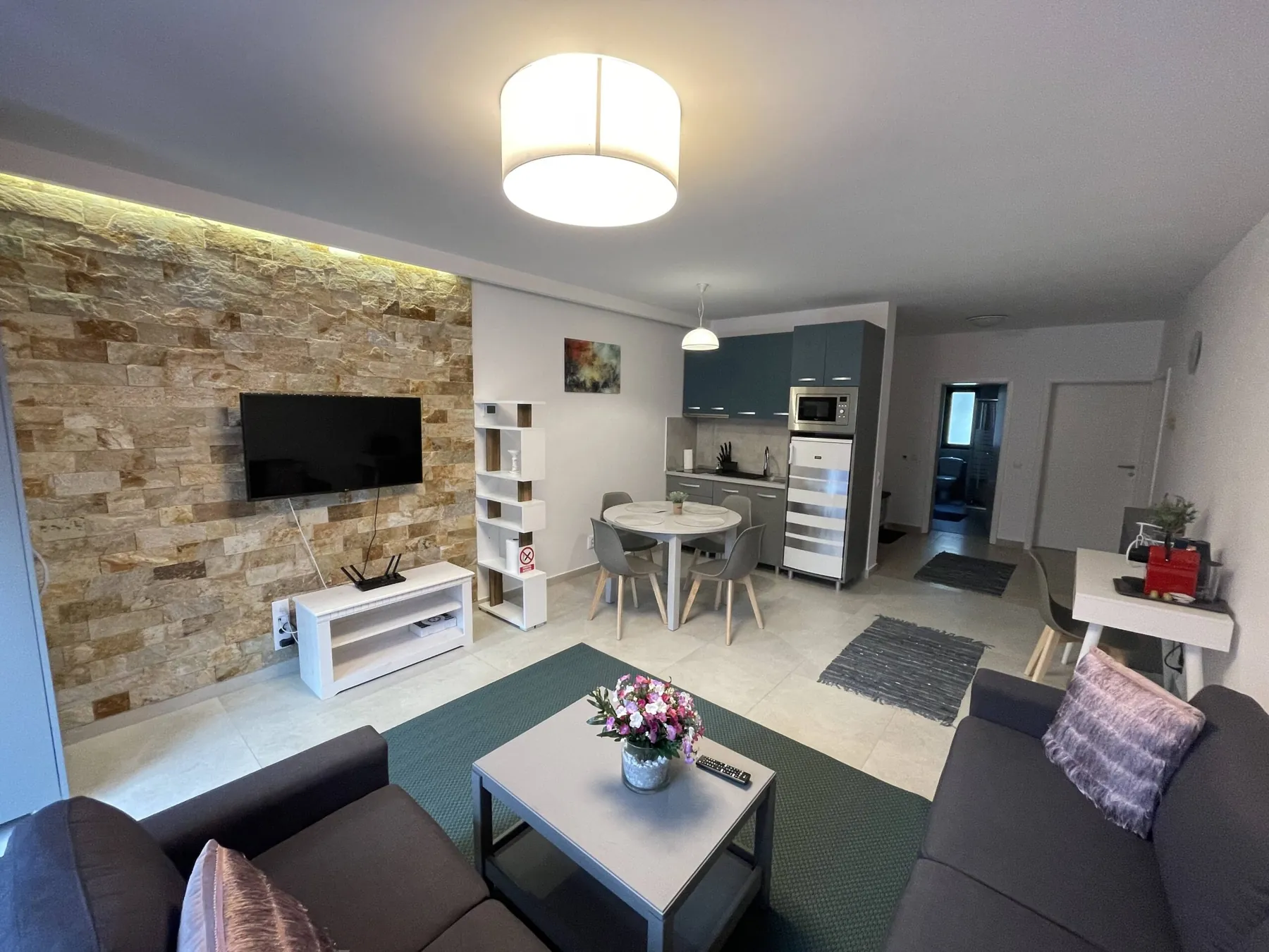 Living spațios cu chicinetă în apartamentul Zamorei